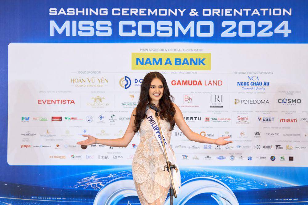 Potret Finalis dari Asia Saat Sashing Ceremony Miss Cosmo 2024 (Facebook.com/Miss Cosmo International)