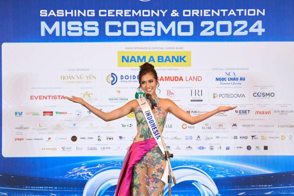 Potret Finalis dari Asia Saat Sashing Ceremony Miss Cosmo 2024 (Facebook.com/Miss Cosmo International)