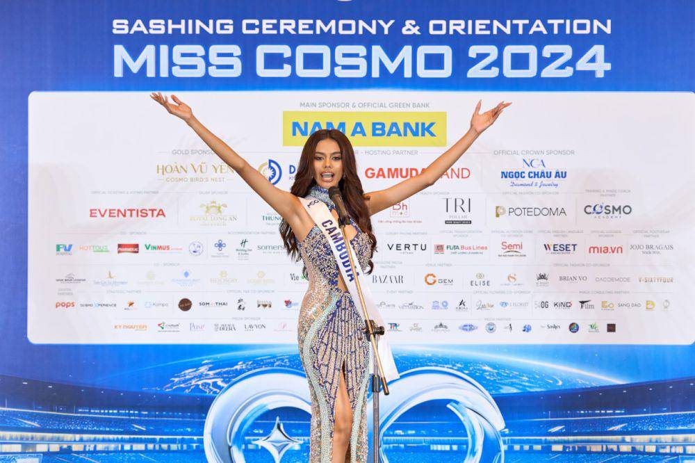 Potret Finalis dari Asia Saat Sashing Ceremony Miss Cosmo 2024 (Facebook.com/Miss Cosmo International)