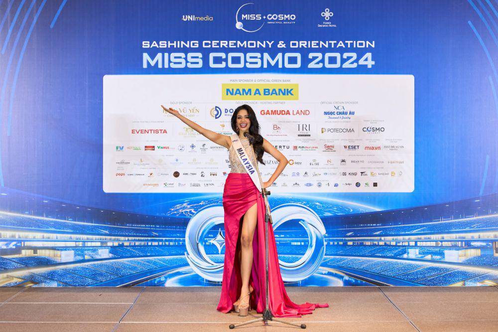 Potret Finalis dari Asia Saat Sashing Ceremony Miss Cosmo 2024 (Facebook.com/Miss Cosmo International)