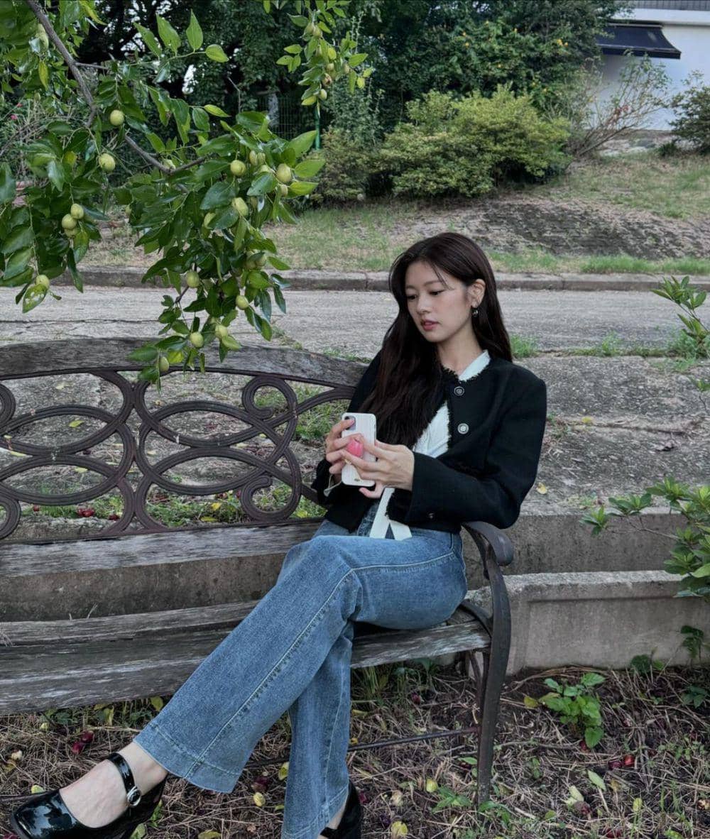 OOTD dengan celana jeans ala Jung So Min (instagram.com/somin_jj)