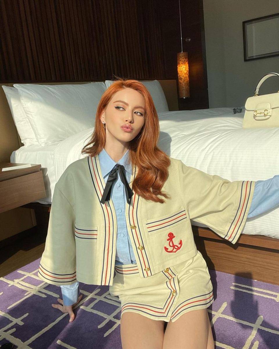 ide styling kemeja ala Davika Hoorne (instagram.com/davikah)