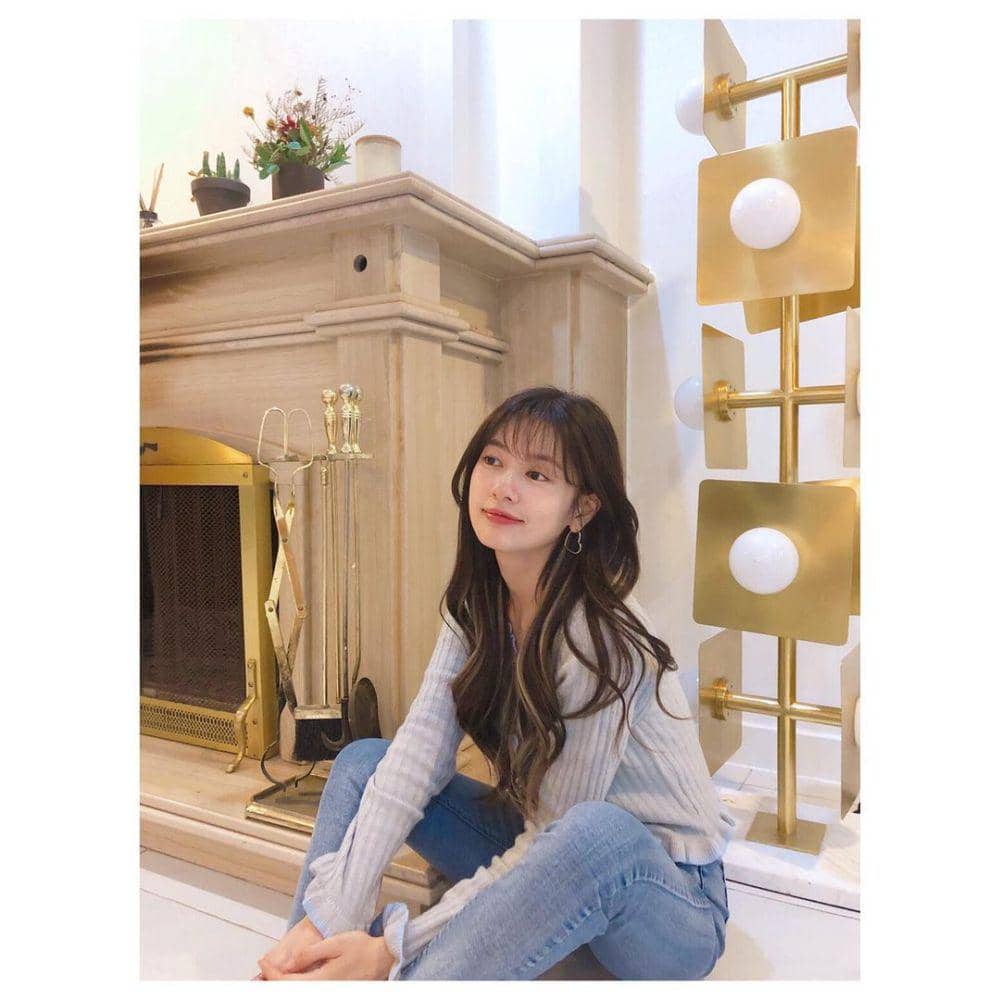 OOTD dengan celana jeans ala Jung So Min (instagram.com/somin_jj)