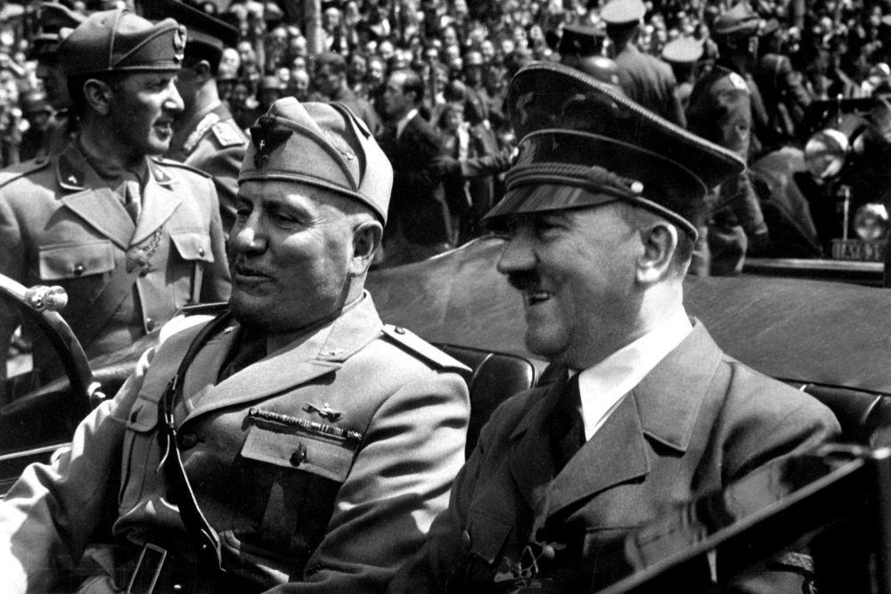 Adolf Hitler dan Benito Mussolini di Munich, Jerman, pada 1940. (commons.wikimedia.org/Eva Braun)