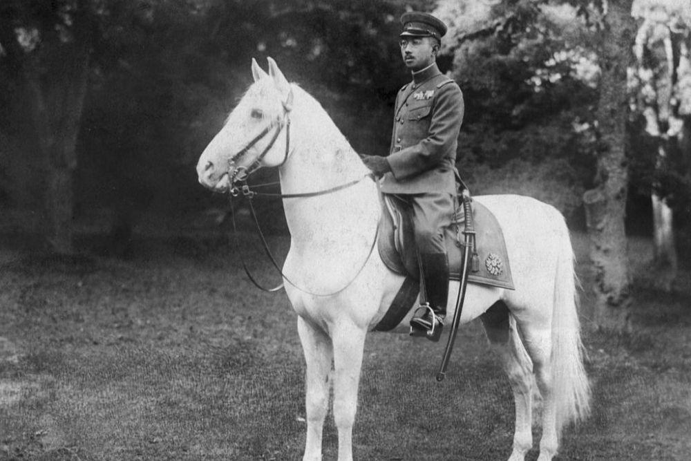Kaisar Hirohito di atas kuda putih kesayangannya, Shirayuki. (commons.wikimedia.org/The Asahi Shimbun)