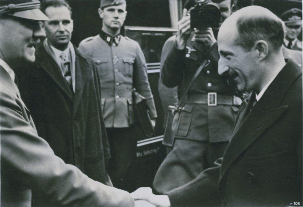 Führer menerima kedatangan Raja Boris dari Bulgaria di markas besarnya setelah runtuhnya Yugoslavia. Pertemuan mereka terjadi dari 25 April 1941 sampai 30 April 1941. (commons.wikimedia.org/Heinrich Hoffmann)