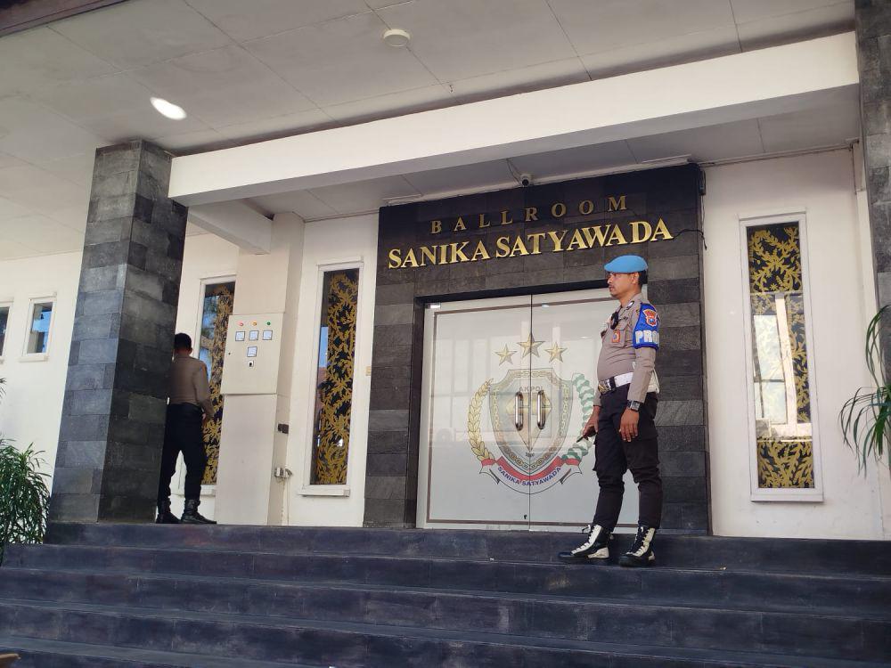 Pemeriksaan 7 orang oleh KPK di Ballroom Sanikasatyawada, Polresta Malang Kota. (IDN Times/Rizal Adhi Pratama)