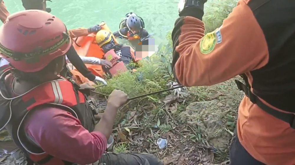 Pencarian korban tenggelam di Coban Kedung Darmo Surabaya. (Dok. Basarnas Surabaya)