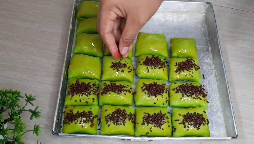 ilustrasi menaburi bolen pisang pandan dengan cokelat meses (YouTube.com/Dapur Ibun Firafi)
