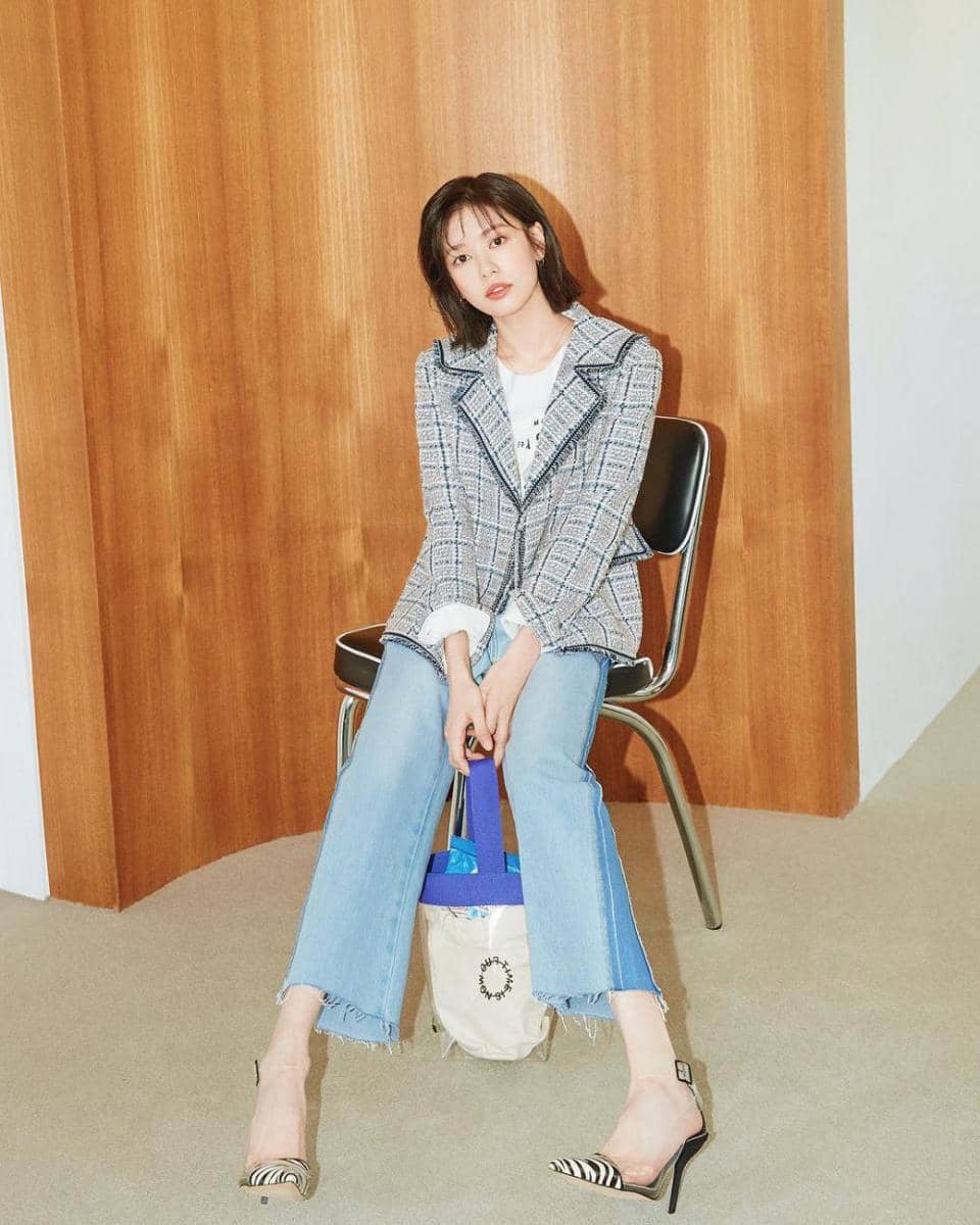 OOTD dengan celana jeans ala Jung So Min (instagram.com/somin_jj)