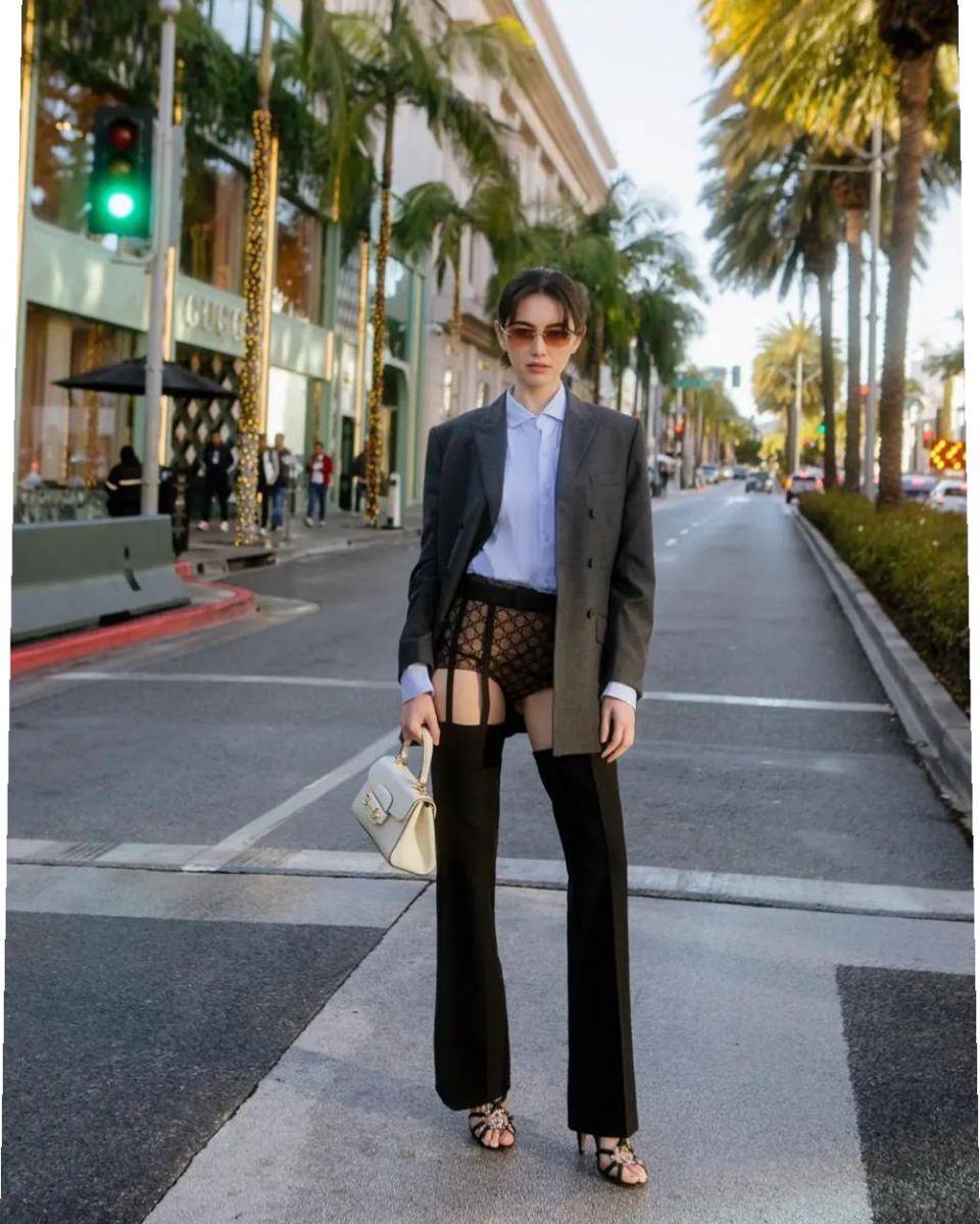 ide styling kemeja ala Davika Hoorne (instagram.com/davikah)