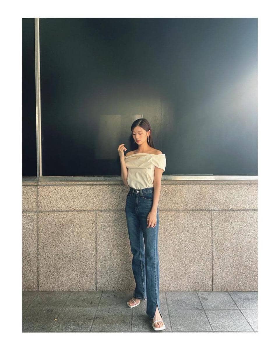 OOTD dengan celana jeans ala Jung So Min (instagram.com/somin_jj)