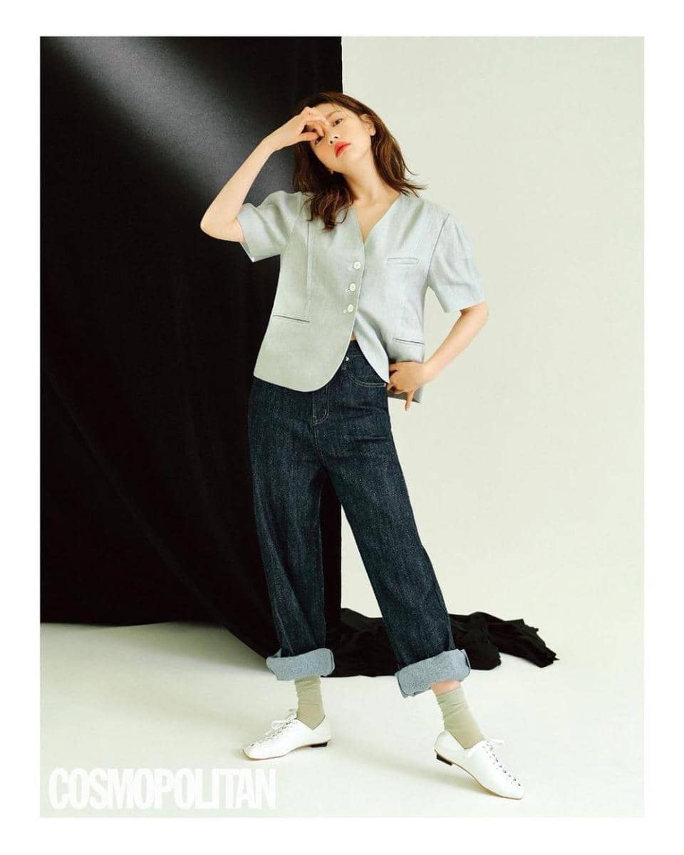 OOTD dengan celana jeans ala Jung So Min (instagram.com/somin_jj)