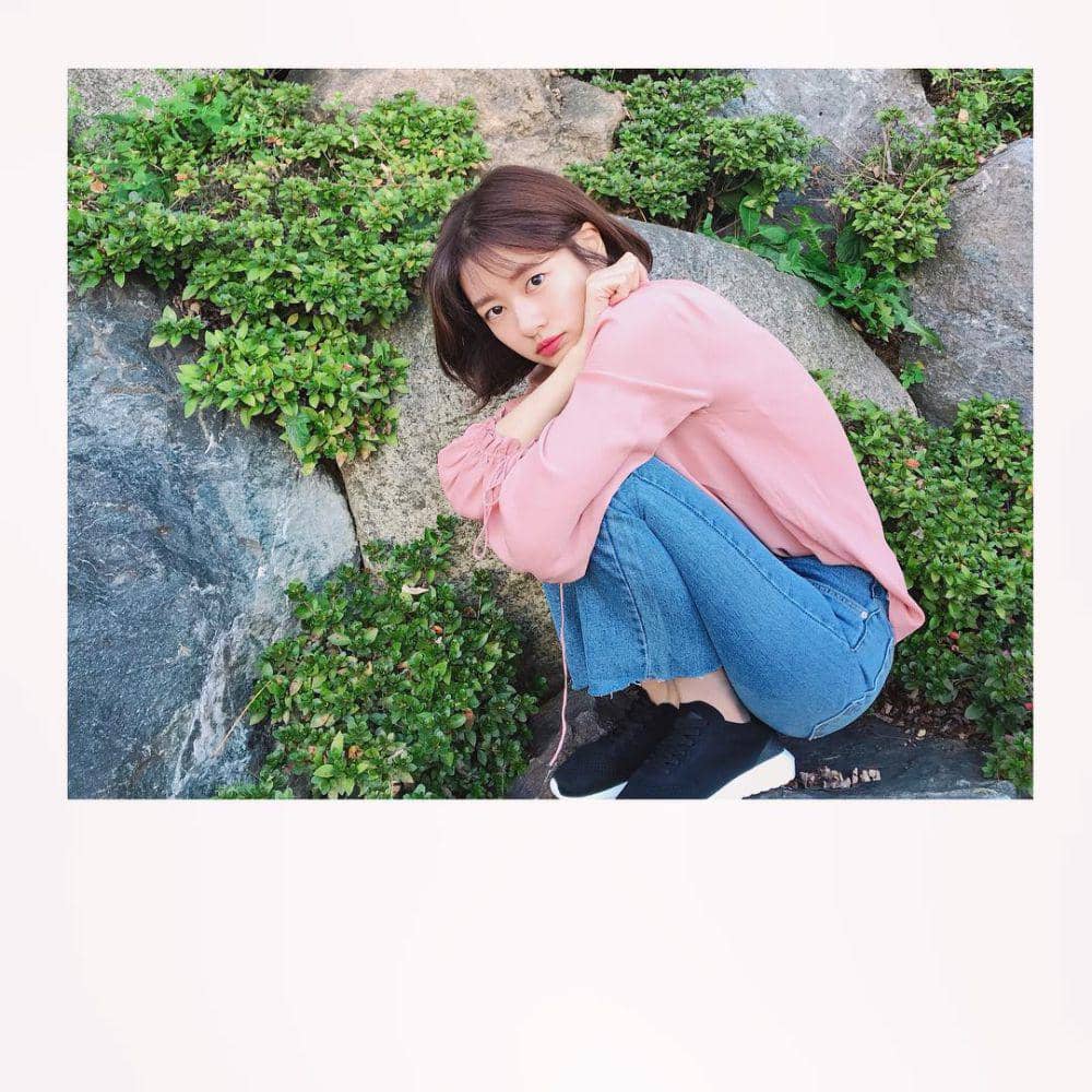OOTD dengan celana jeans ala Jung So Min (instagram.com/somin_jj)