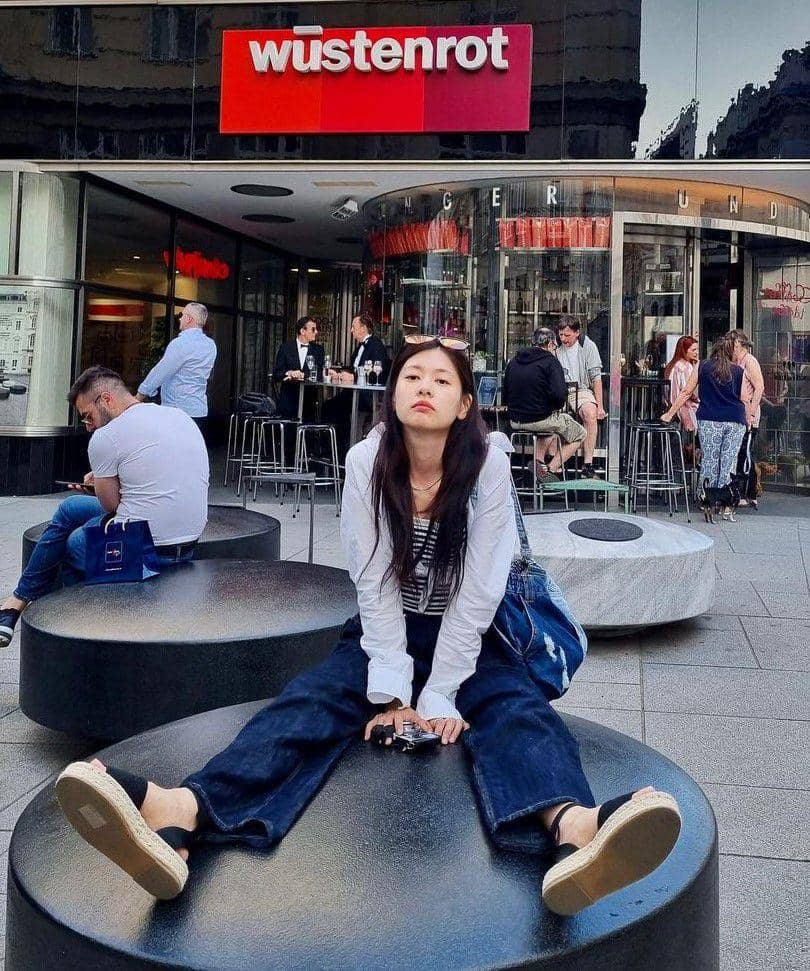 OOTD dengan celana jeans ala Jung So Min (instagram.com/somin_jj)