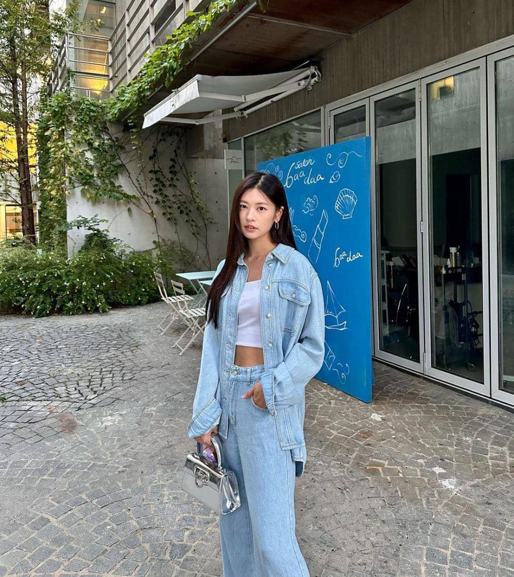 OOTD dengan celana jeans ala Jung So Min (instagram.com/somin_jj)