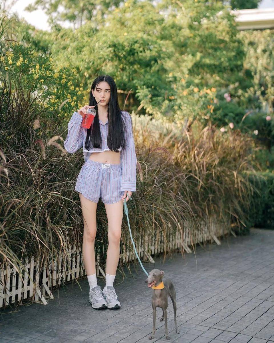 ide styling kemeja ala Davika Hoorne (instagram.com/davikah)