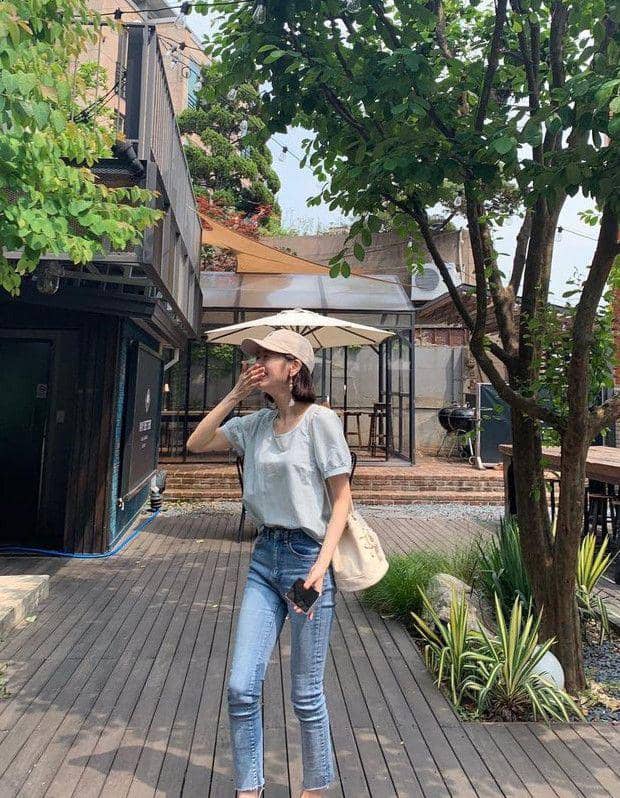 OOTD dengan celana jeans ala Jung So Min (instagram.com/somin_jj)