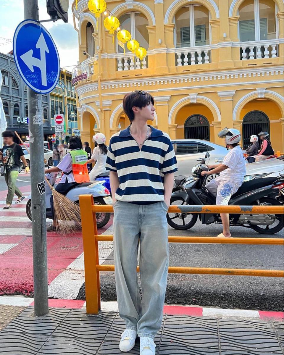 padu padan loose pants jeans ala Blue Pongtiwat (instagram.com/blue_pongtiwat)