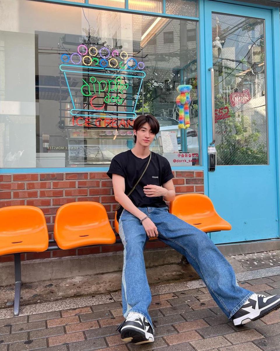 padu padan loose pants jeans ala Blue Pongtiwat (instagram.com/blue_pongtiwat)