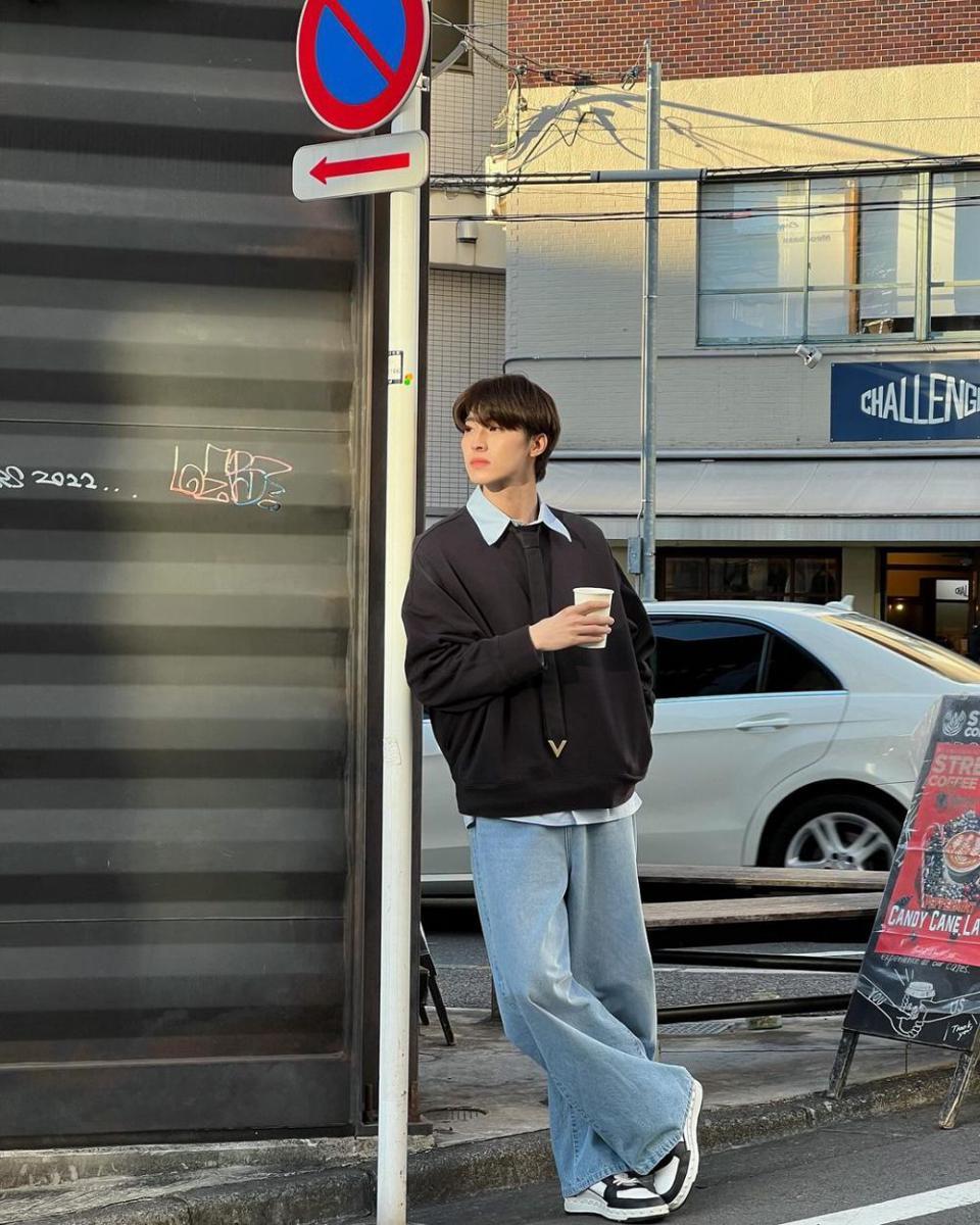 padu padan loose pants jeans ala Blue Pongtiwat (instagram.com/blue_pongtiwat)