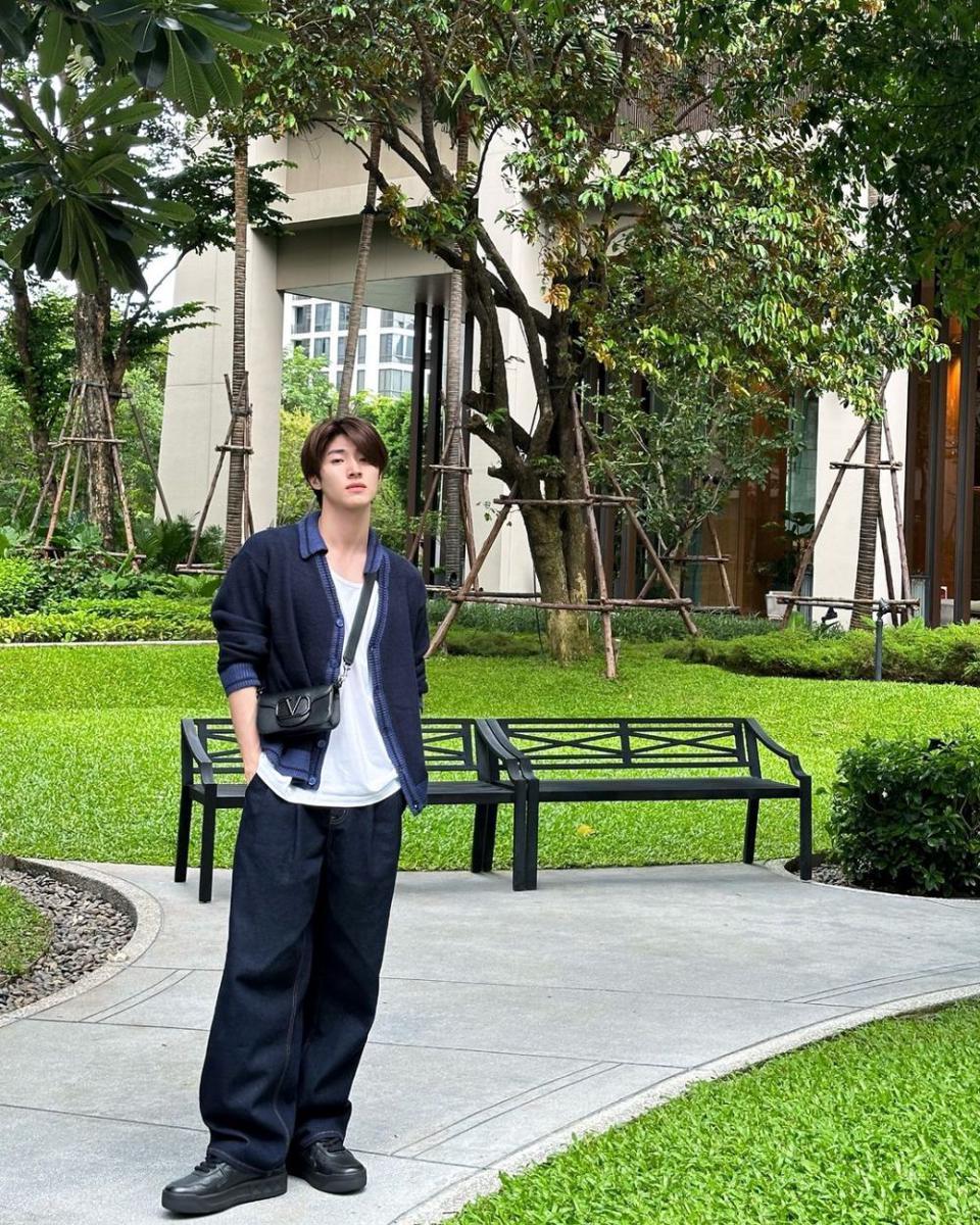 padu padan loose pants jeans ala Blue Pongtiwat (instagram.com/blue_pongtiwat)