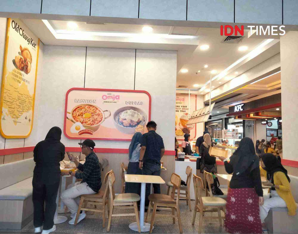 Sejumlah pengunjung sedang mereview makanan di Old Chang Kee. (IDN Times/Wachidah Nur)