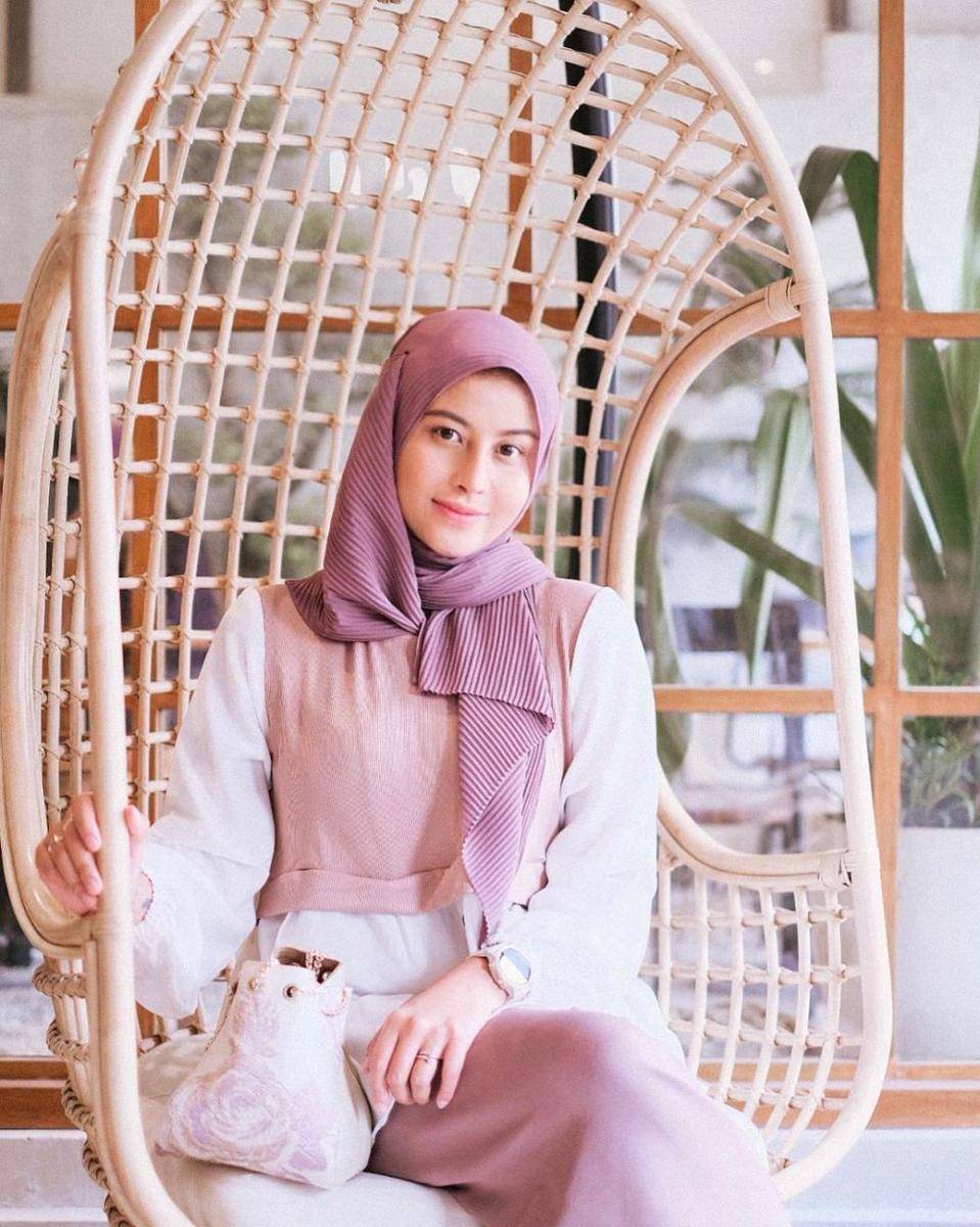Styling hijab Awkarin (Instagram.com/awkarin)
