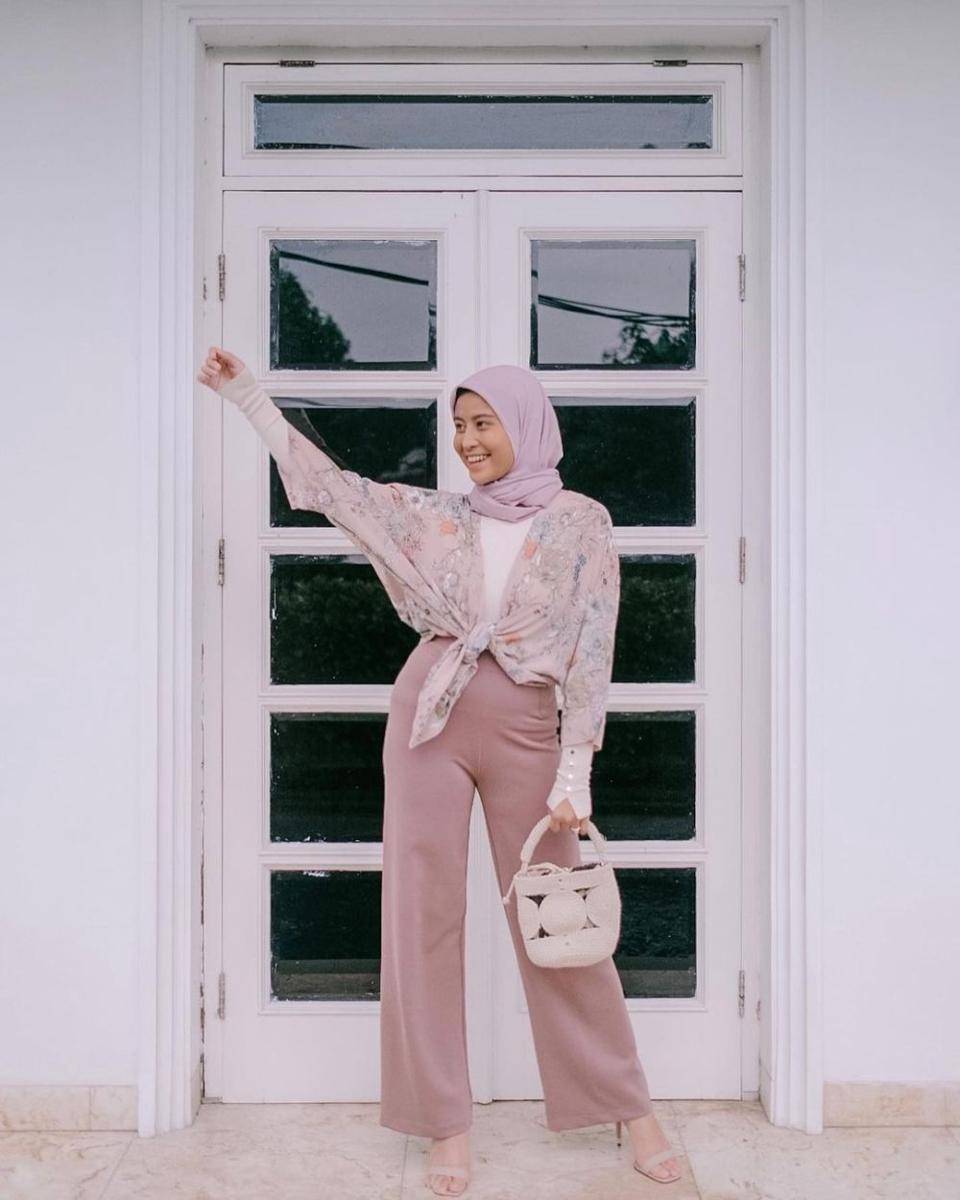 Styling Hijab Awkarin (Instagram.com/awkarin)