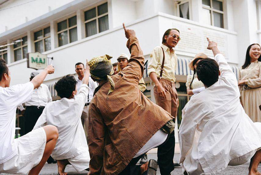 Teatrikal perobekan bendera di depan Hotel Majapahit (eks Hotel Yamato). (instagram.com/surabaya)