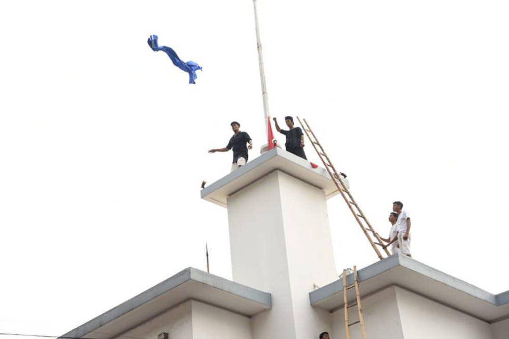 Teatrikal perobekan bendera di depan Hotel Majapahit (eks Hotel Yamato). (instagram.com/call112surabaya)