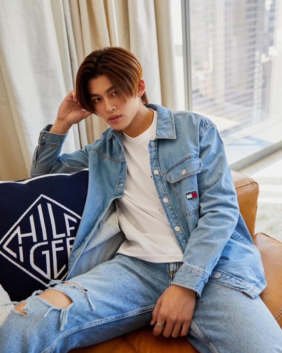 potret mix and match ripped jeans ala Pond Naravit (instagram.com/ppnaravit)