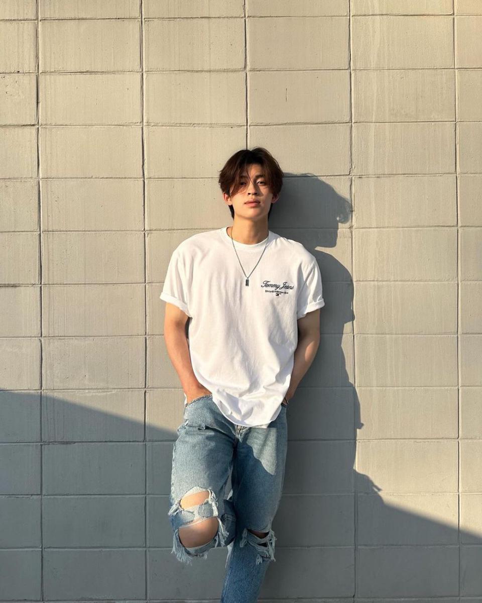 potret mix and match ripped jeans ala Pond Naravit (instagram.com/ppnaravit)
