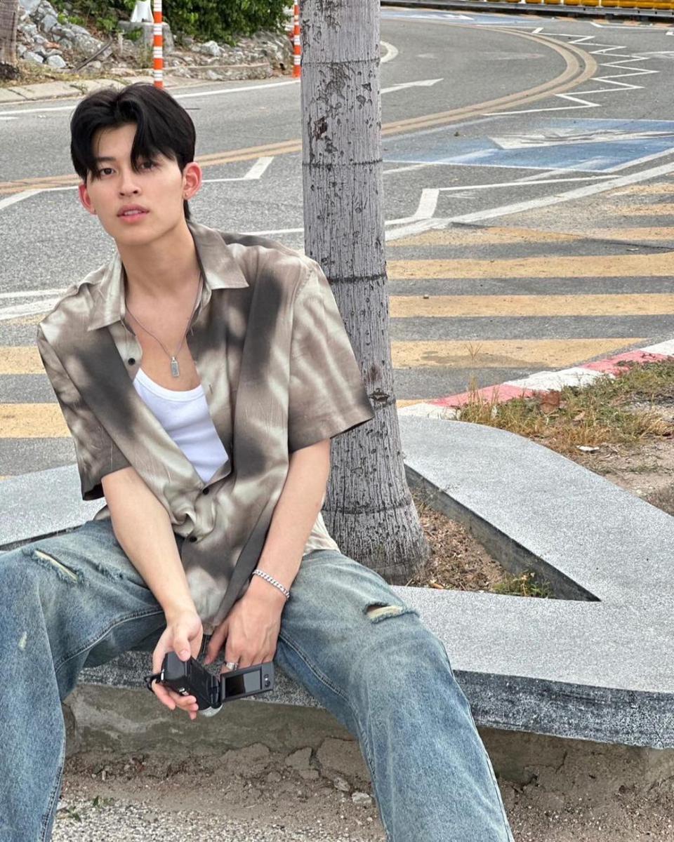 potret mix and match ripped jeans ala Pond Naravit (instagram.com/ppnaravit)