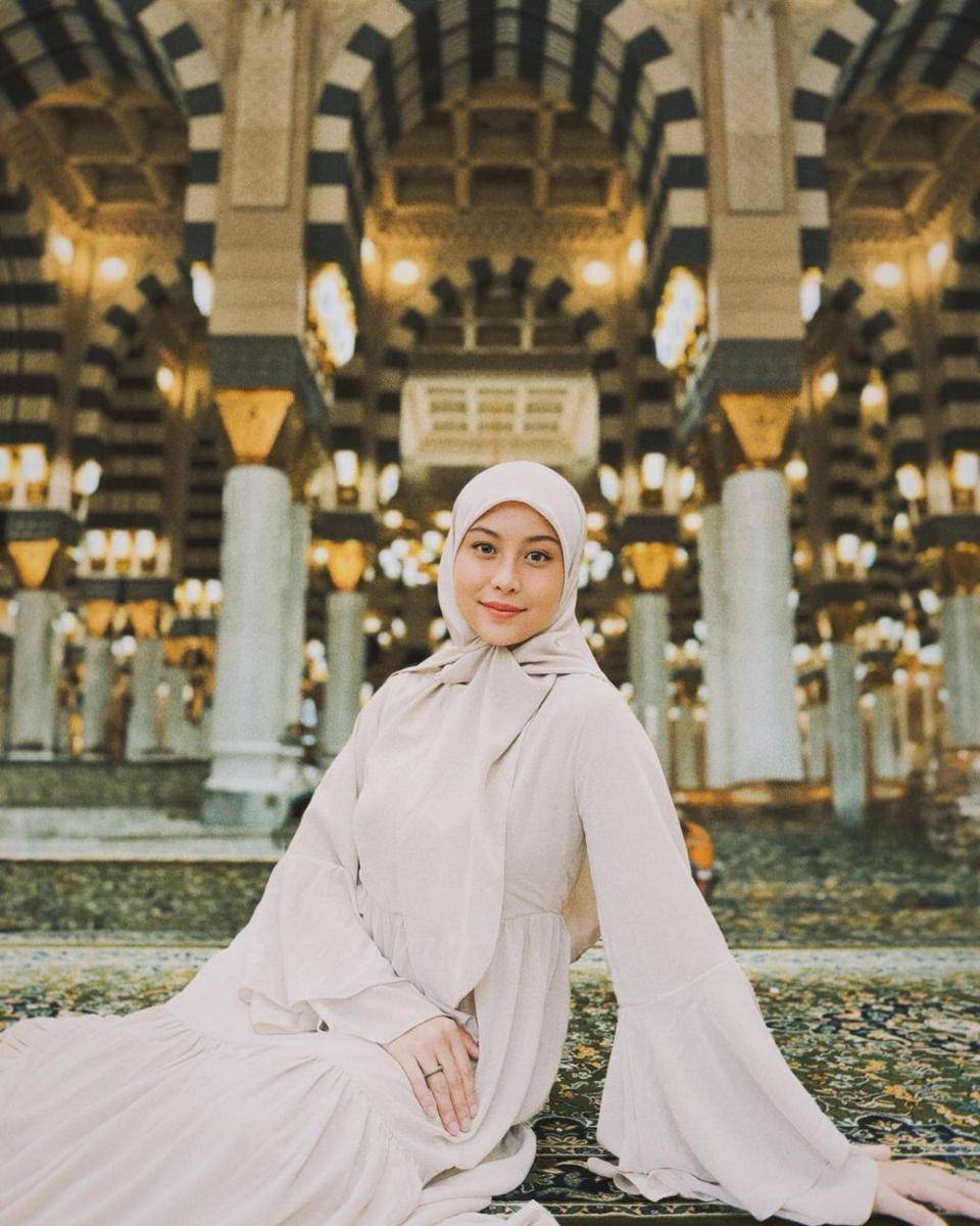Styling hijab Awkarin (Instagram.com/narinkovilda)
