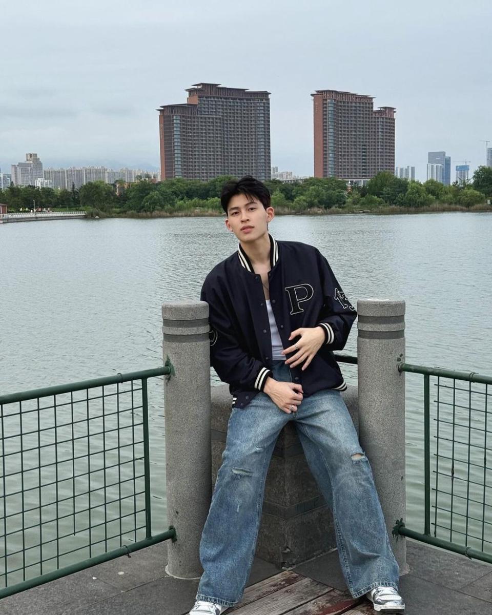 potret mix and match ripped jeans ala Pond Naravit (instagram.com/ppnaravit)