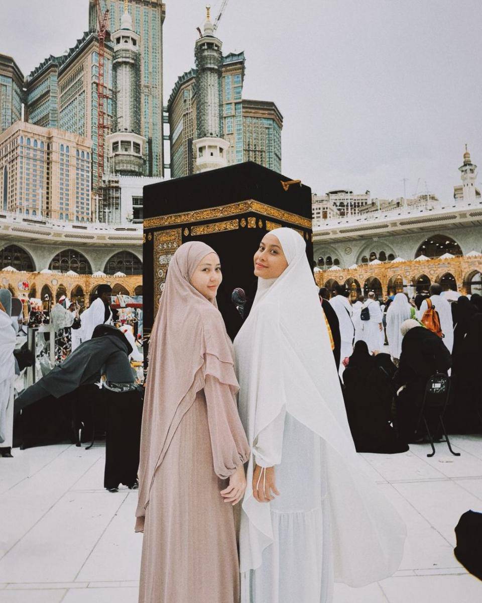 Styling hijab Awkarin (Instagram.com/narinkovilda)