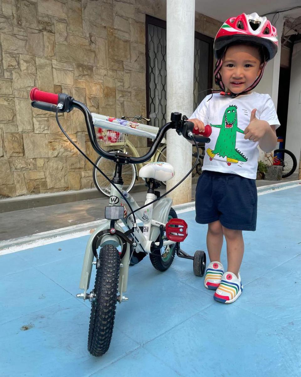 potret Rayyanza Malik Ahmad bersepeda (instagram.com/raffinagita1717)
