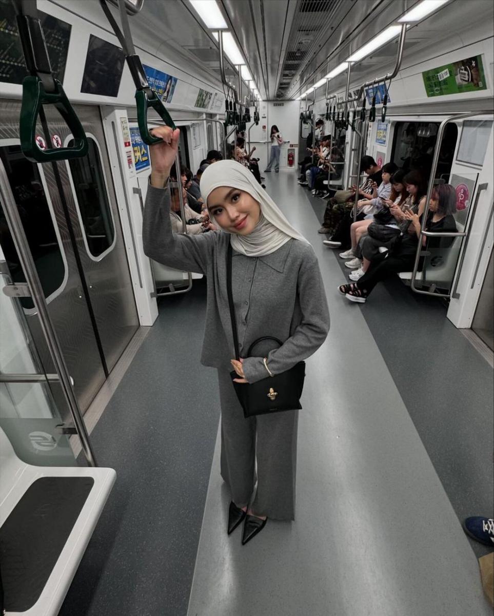 inspirasi kreasi klasif outfit office look ala Fira Assegaf (instagram.com/sashfir)