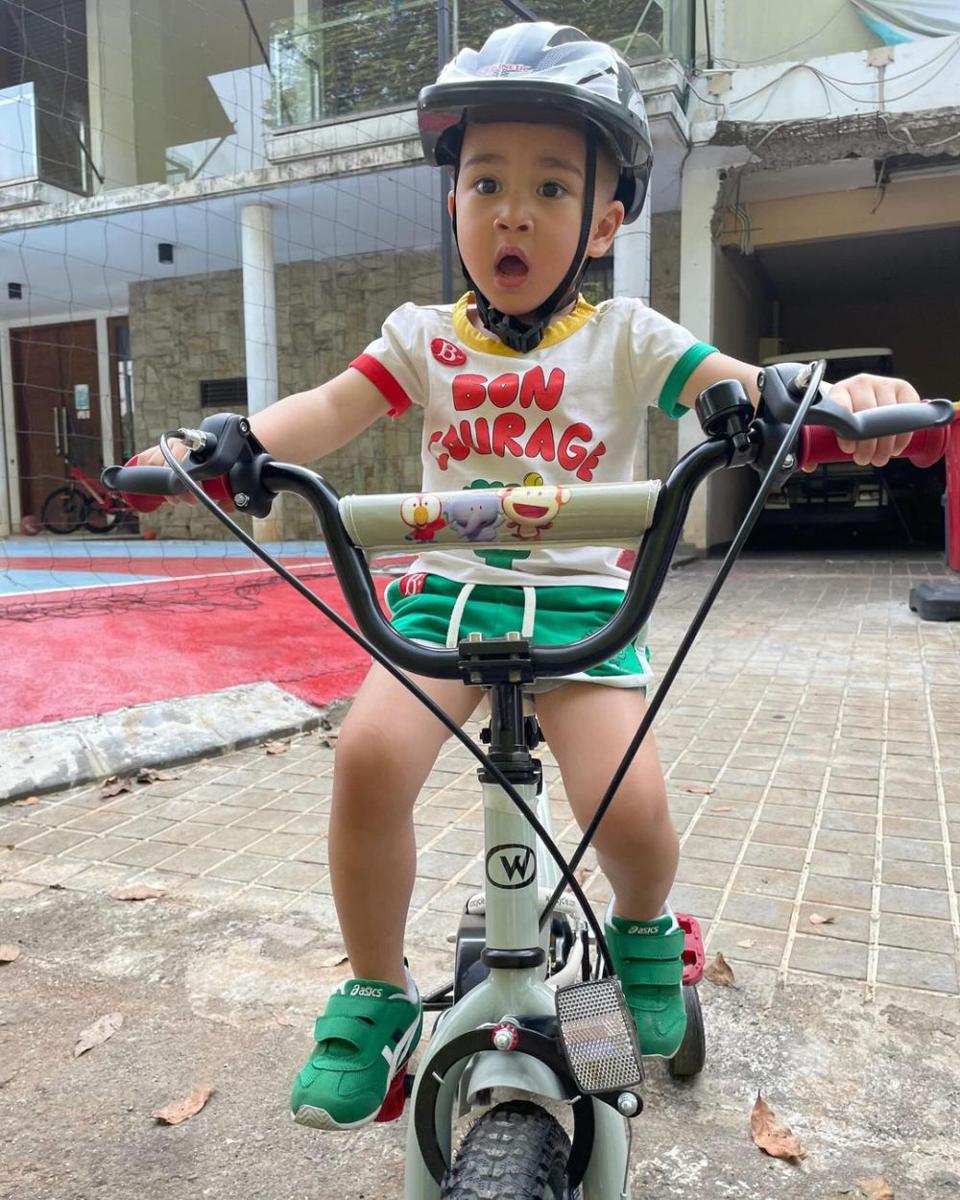 potret Rayyanza Malik Ahmad bersepeda (instagram.com/raffinagita1717)