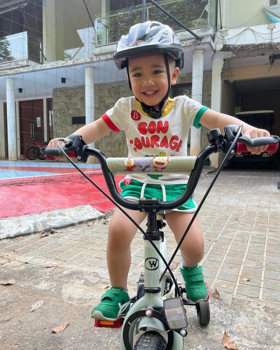 potret Rayyanza Malik Ahmad bersepeda (instagram.com/raffinagita1717)