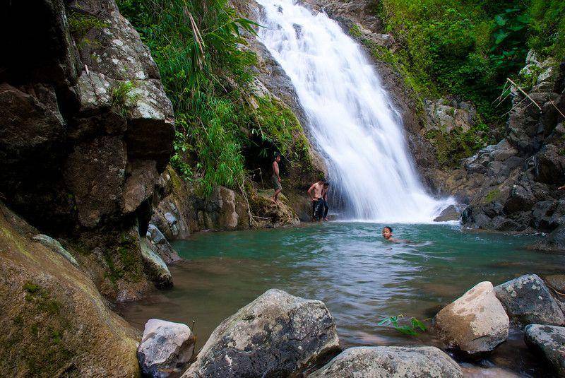 ilustrasi berenang di curug (flickr.com/wihikan wijna)