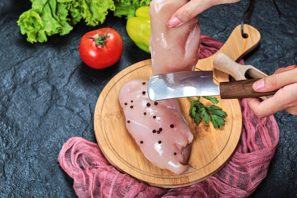 ilustrasi ayam yang dipotong (freepik.com/azerbaijan_stockers)