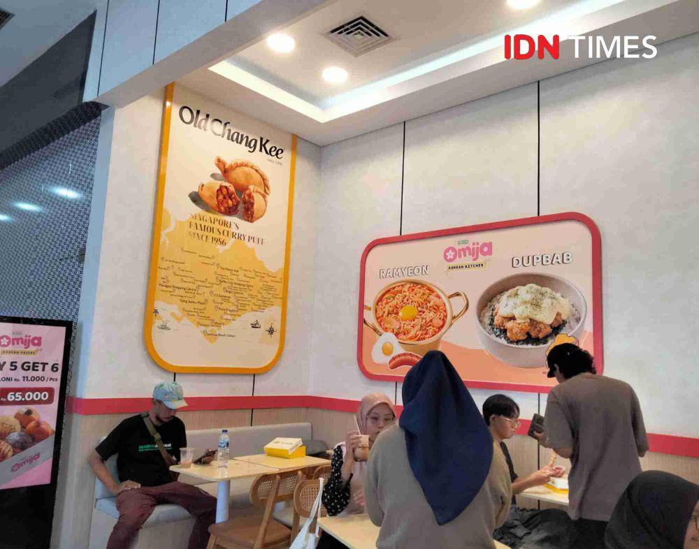 Sejumlah pengunjung di Old Chang Kee Amplaz. (IDN Times/ Wachidah Nur)