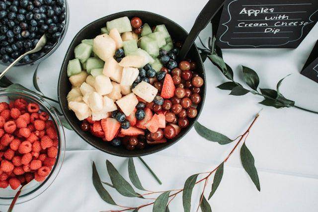 ilustrasi salad buah (unsplash.com/Elana Selvig)