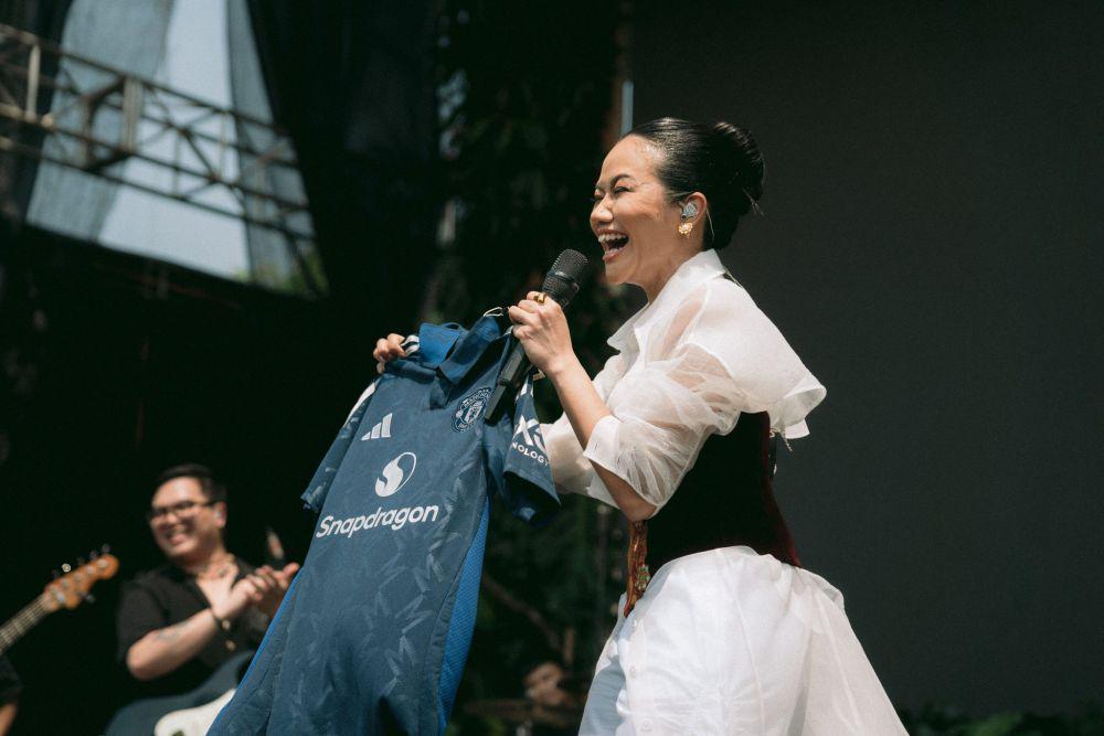 potret Yura Yunita manggung pakai jersey MU (x.com/yurayunita)