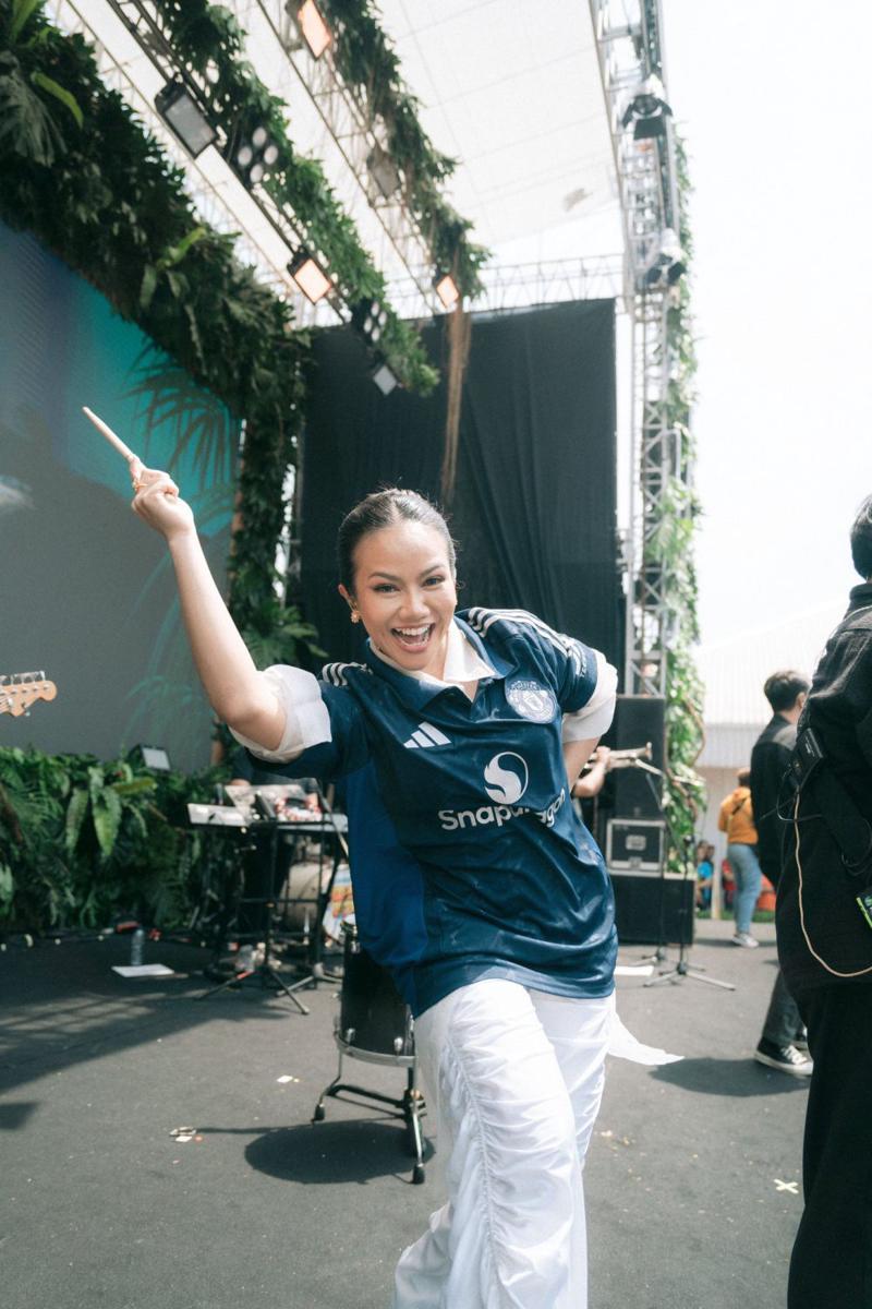 potret Yura Yunita manggung pakai jersey MU (x.com/yurayunita)