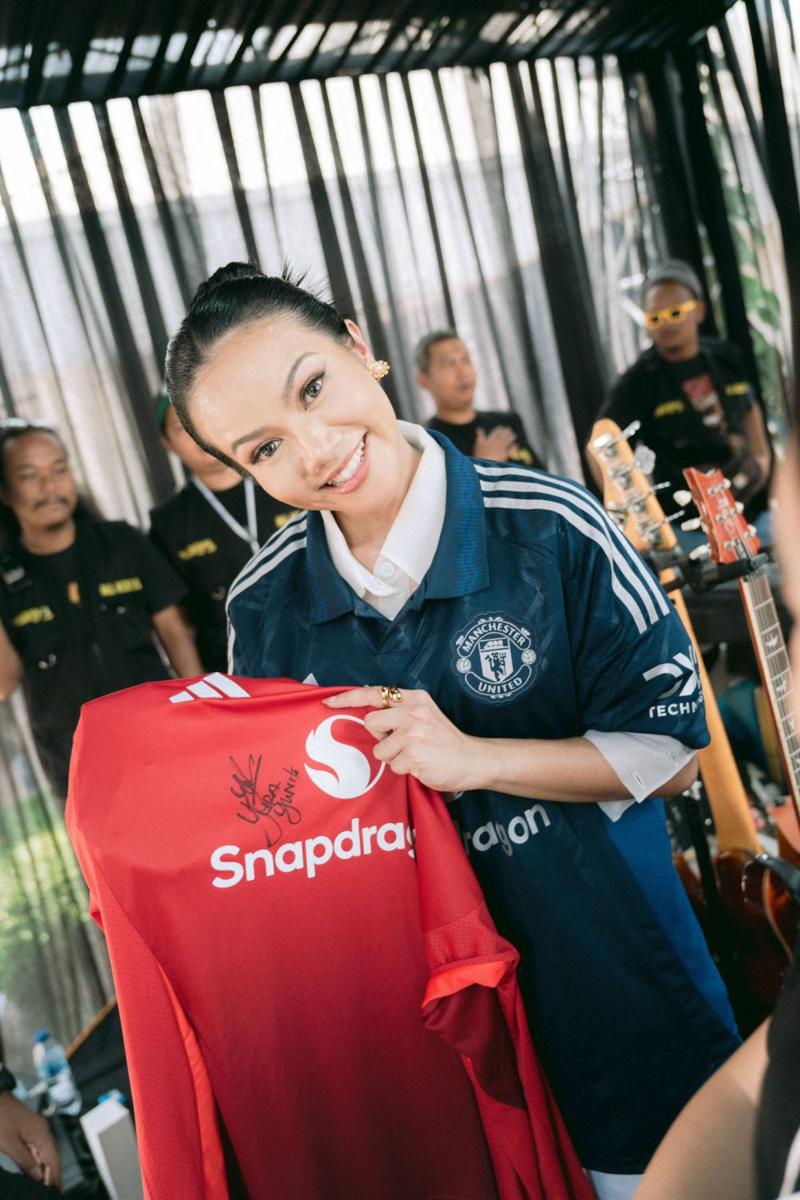 potret Yura Yunita manggung pakai jersey MU (x.com/yurayunita)