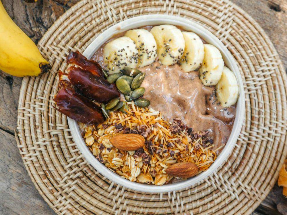 chocolate coconut smoothies bowl (pexels.com/แหนมไทย ใจตะวัน)