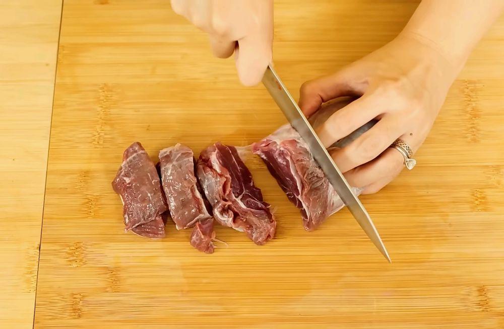 ilustrasi memotong daging sapi (youtube.com/Devina Hermawan)